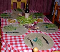 Mesa decorada con algunos alimentos y especies de la zona